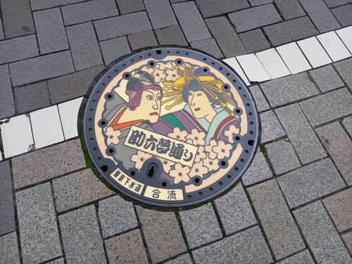 助六夢通りデザインマンホール