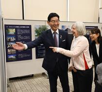 区長と大使がパネル展を見学している写真