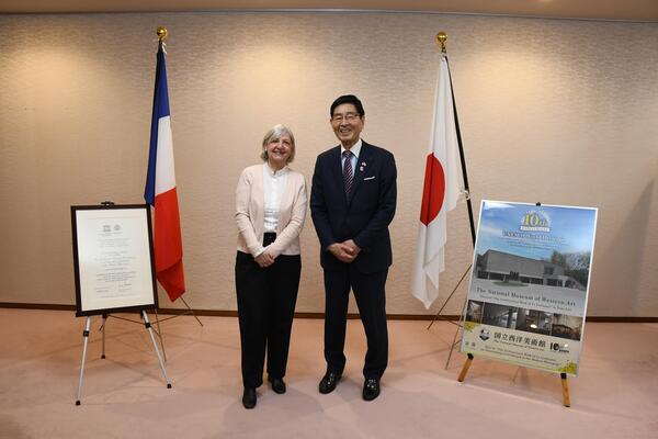 フランス大使と区長の写真