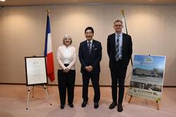 フランス大使と文化参事官と区長の写真