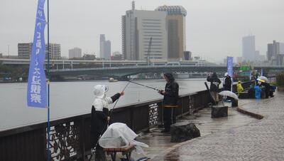 ハゼ釣りをしている参加者の様子