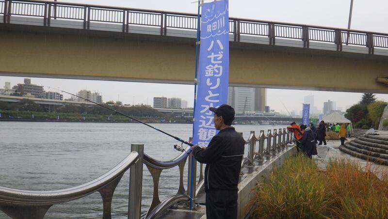 釣りあげたハゼとカニの画像