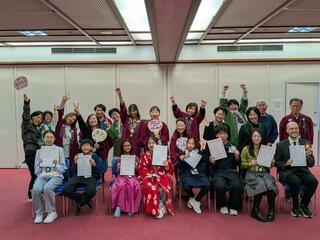 スピーカーとお手伝いの方々の写真です