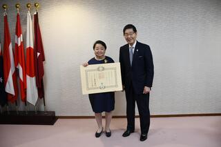 勲記受章の様子