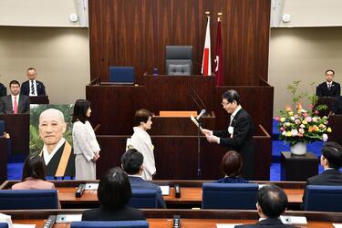 称号記・記念品贈呈の様子の写真