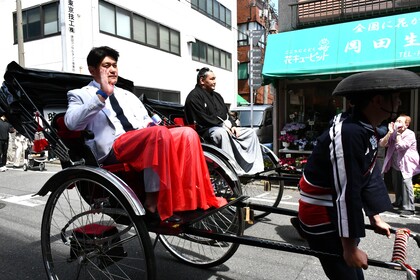 立浪親方、横綱・豊昇龍関の人力車パレードの写真