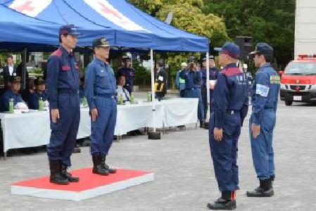 訓練開始報告を受ける服部区長、中田日本堤消防署長