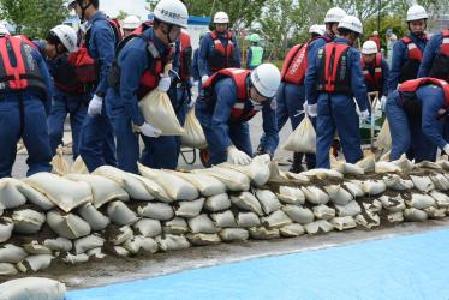 積み土のう工法に取り組む訓練参加者