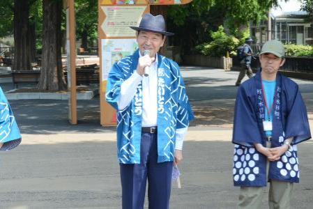 あいさつする服部区長