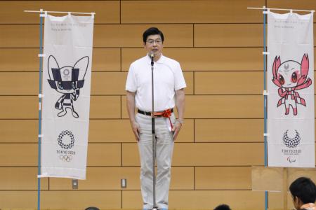 あいさつする山本亨墨田区長