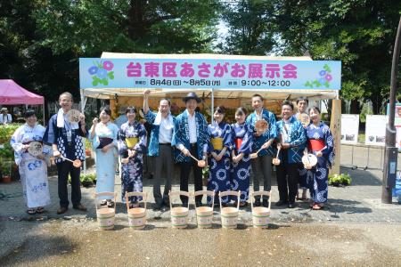 打ち水後の集合写真