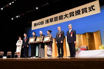 浅草芸能大賞授賞式での受賞者との写真撮影