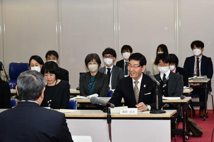 活動報告会で発言をする区長の写真