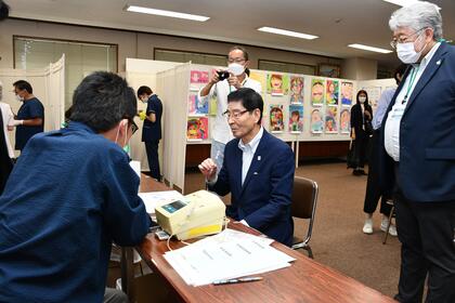 台東区歯科医師会館会場（台東区歯科医師会）で歯の健康相談をする区長の写真