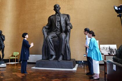 朝倉彫塑館内での小村寿太郎像前での撮影の様子