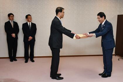 区長が信金中央金庫 東京営業部 村上部長 に褒状を伝達している写真