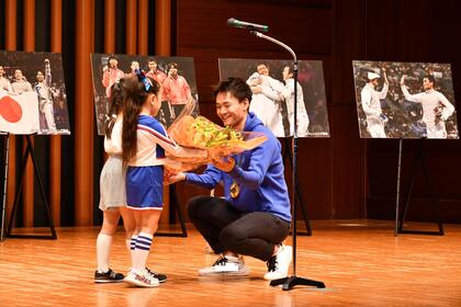 たなかクラブキッズチアダンスの子供たちから花束を