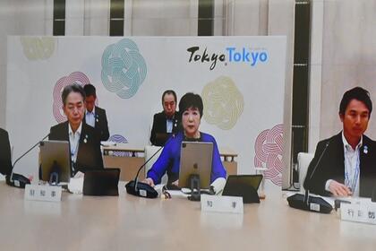 オンライン上で発言する小池東京都知事の写真