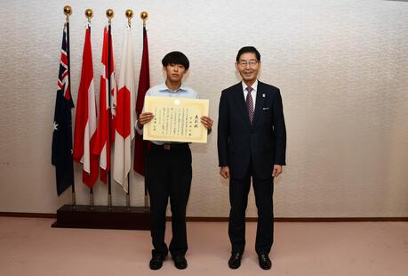 宮坂さんと区長の記念写真