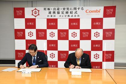 協定書へ署名する様子の写真