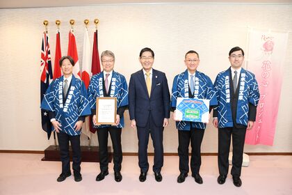 日本電設工業株式会社の皆さまと記念撮影の写真