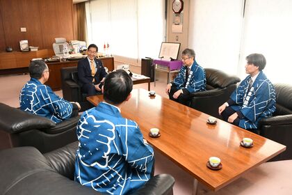 歓談の様子の写真