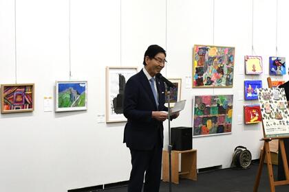 挨拶の様子の写真