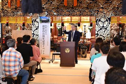 手塚雄二先生の講演の様子の写真