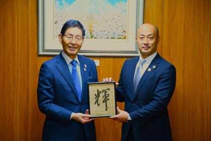 記念品交換（伝統工芸　江戸簾）の写真