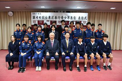 被表彰者と記念撮影の写真