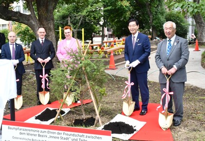 植樹の様子の写真（左から：フィノキアーロ上席商務官、ミッタードルファー文化参事官、ベルカ大使、服部区長、石川議長）