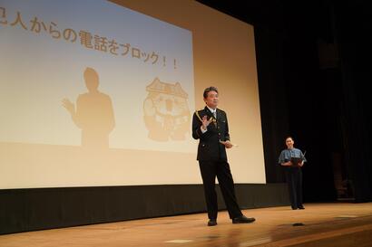 警察庁特別防犯支援官・船越英一郎氏による防犯トークショーの写真