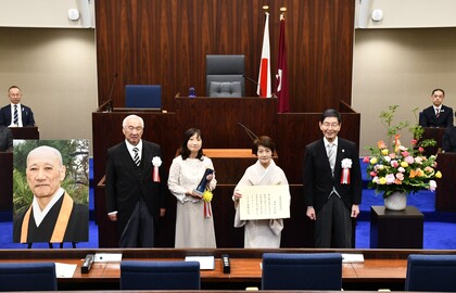 記念写真(石川義弘議長、浦井祥子さん、浦井倶子さん、服部征夫区長)