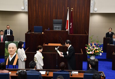 名誉区民称号記贈呈時の写真