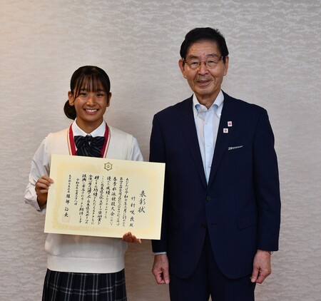 竹村さん（左）と服部台東区長（右）の記念写真画像
