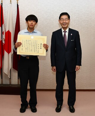 宮坂さん（左）と服部台東区長（右）の記念写真画像