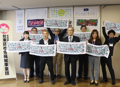 複数人でタオルを持っている集合写真