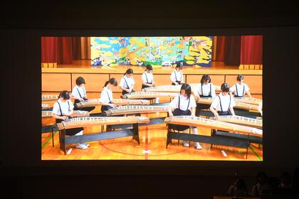 忍岡小学校「箏」演奏映像の放映の写真